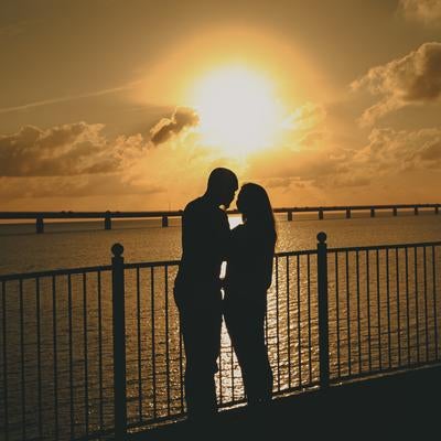 日没とキス間近のカップルの写真