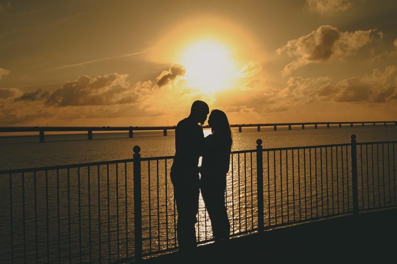 日没とキス間近のカップルの写真