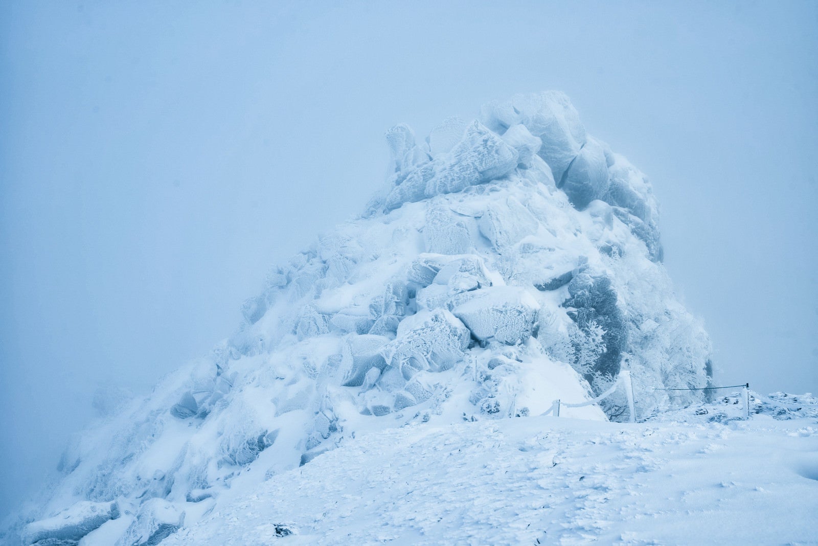 「吹雪に耐える岩峰」の写真