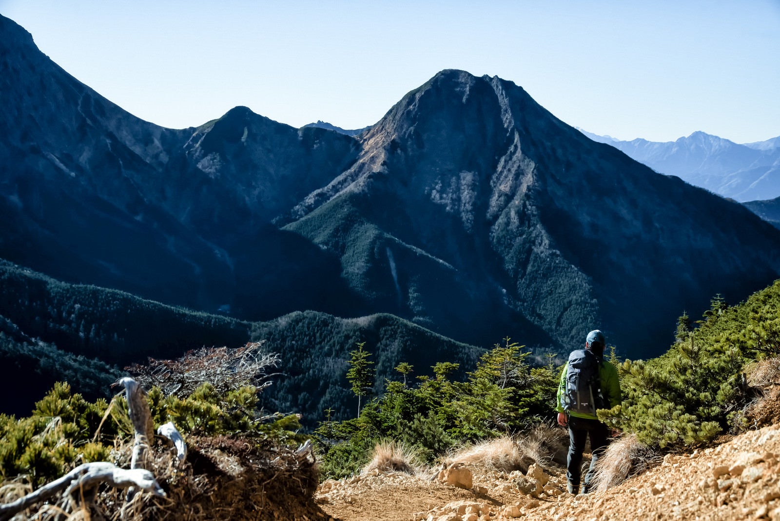 「阿弥陀岳を拝む登山者」の写真
