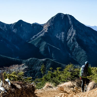 阿弥陀岳を拝む登山者の写真