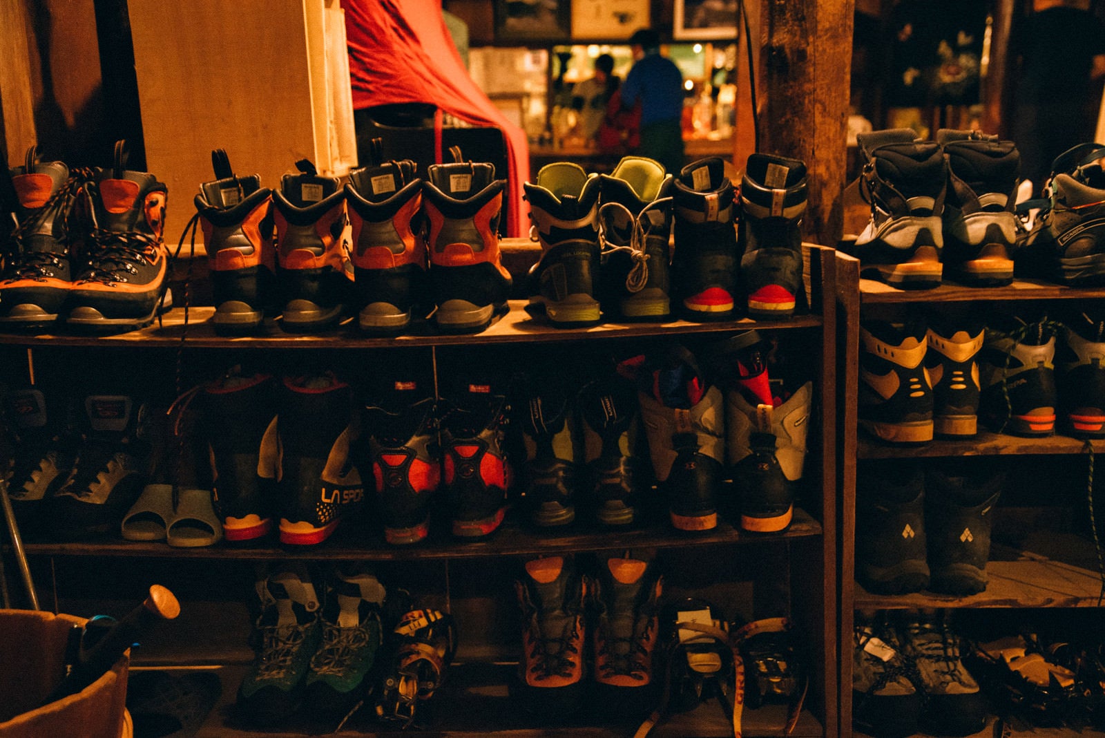 「山小屋の靴棚に並ぶトレッキングシューズ」の写真