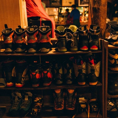 山小屋の靴棚に並ぶトレッキングシューズの写真