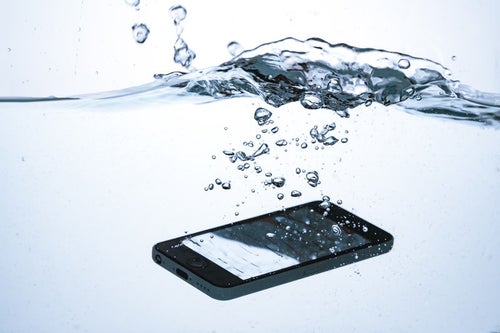 スマートフォンが水没する瞬間の写真