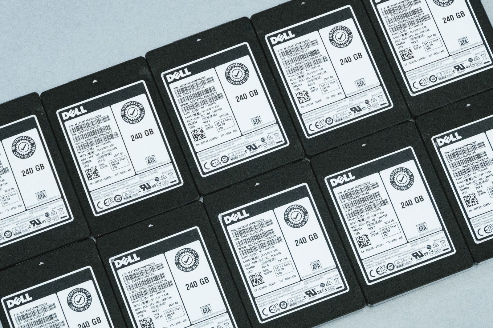 「並べられた複数台のSSD 250GB」の写真