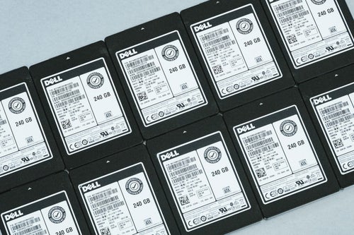 並べられた複数台のSSD 250GBの写真