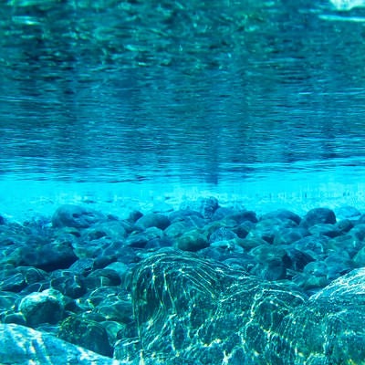 水中からの岩場の写真