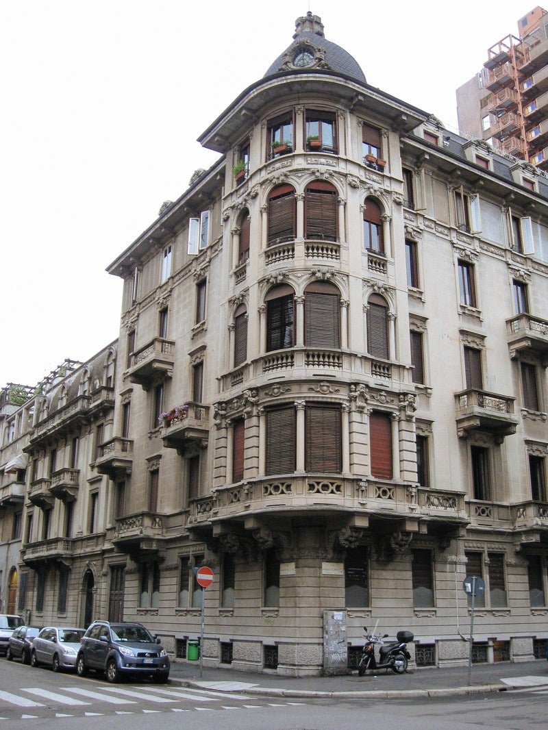 「ミラノの通りの角に面した歴史を感じる建物（イタリア）」の写真
