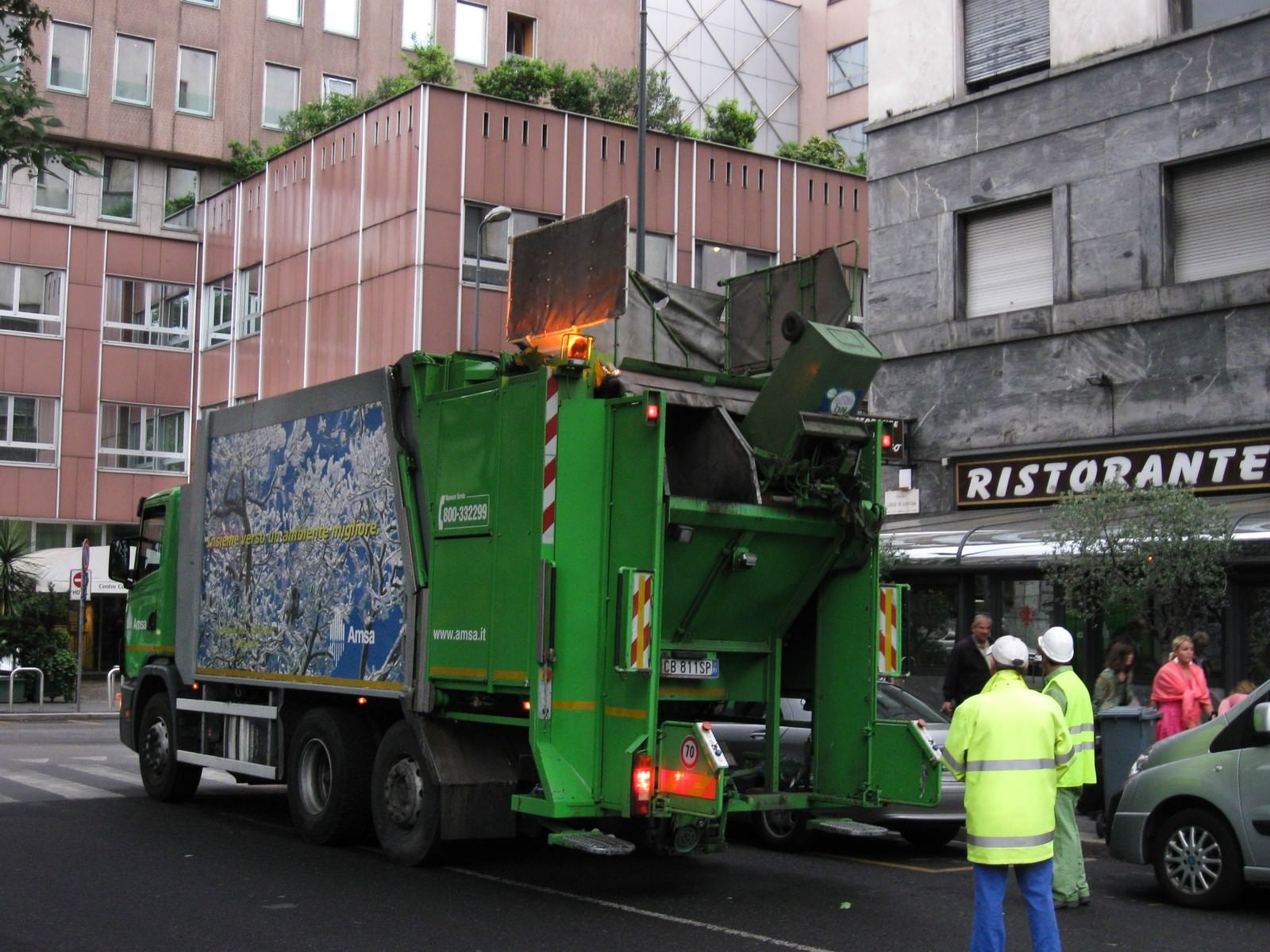 「ミラノのゴミ収集車と街並み（イタリア）」の写真