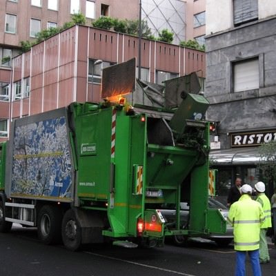 ミラノのゴミ収集車と街並み（イタリア）の写真