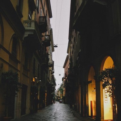 ショップの明かりで灯されるミラノのブランド通り（イタリア）の写真