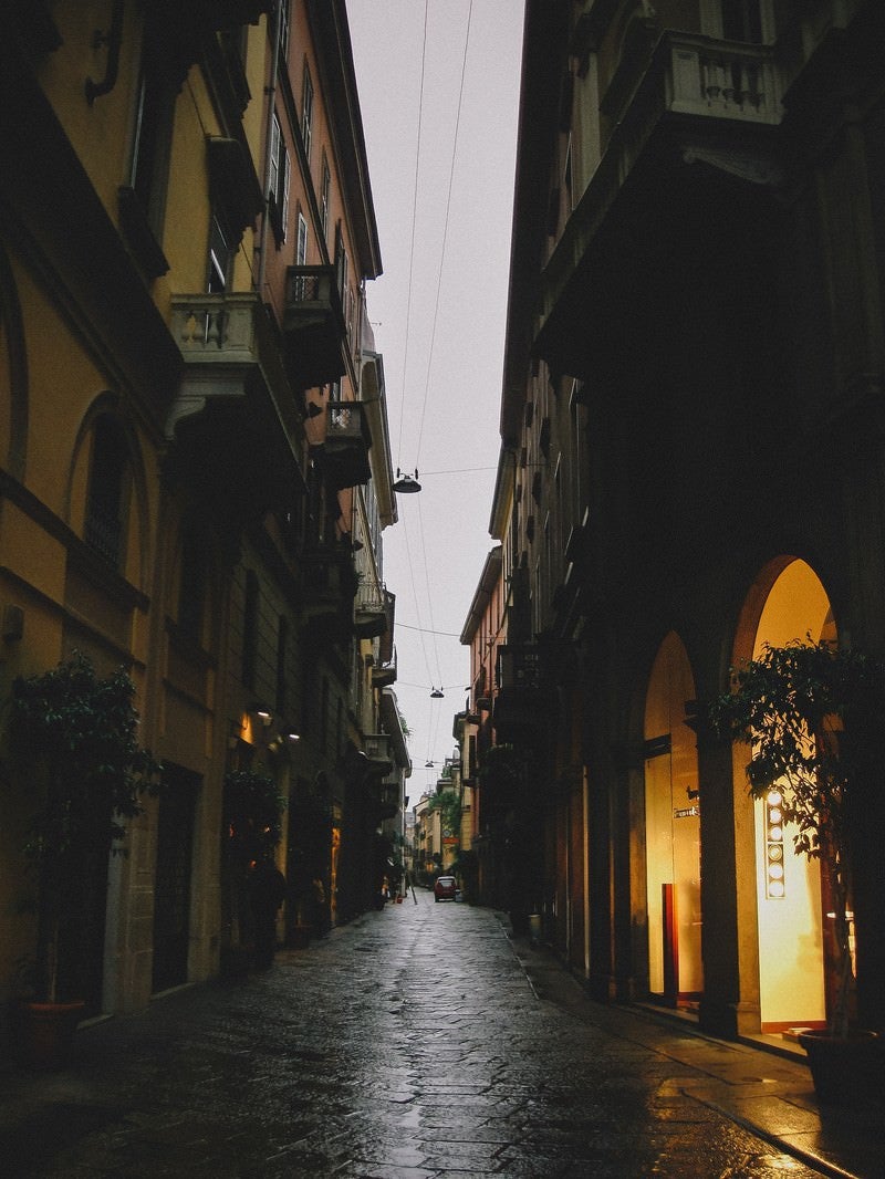 「ショップの明かりで灯されるミラノのブランド通り（イタリア）」の写真