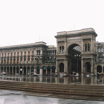 ミラノのアーケード街の入り口広場（イタリア）の写真