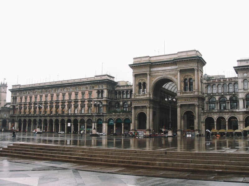 ミラノのアーケード街の入り口広場（イタリア）の写真