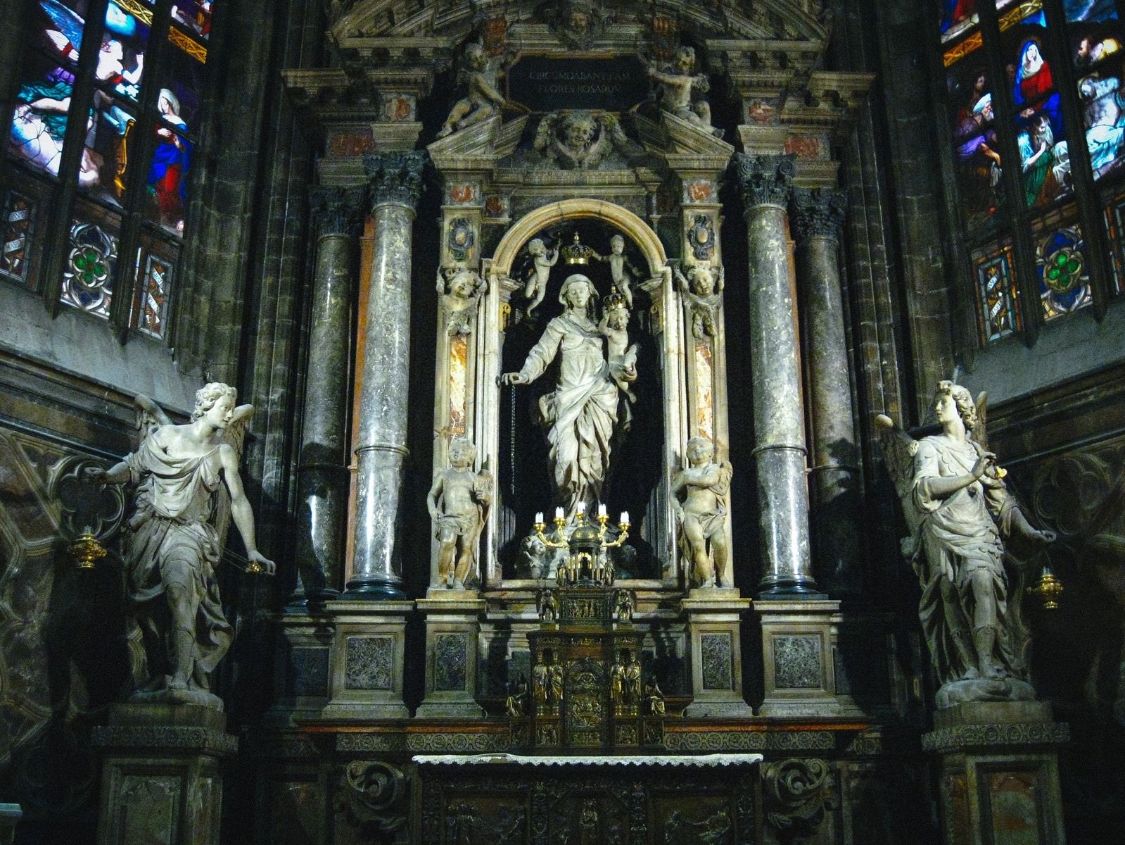 「ミラノの大聖堂にある女神像とステンドグラス（サンタ マリア ナシェンテ教会）」の写真
