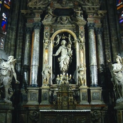 ミラノの大聖堂にある女神像とステンドグラス（サンタ マリア ナシェンテ教会）の写真