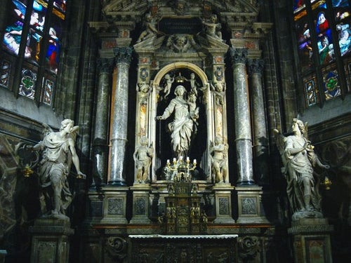 ミラノの大聖堂にある女神像とステンドグラス（サンタ マリア ナシェンテ教会）の写真