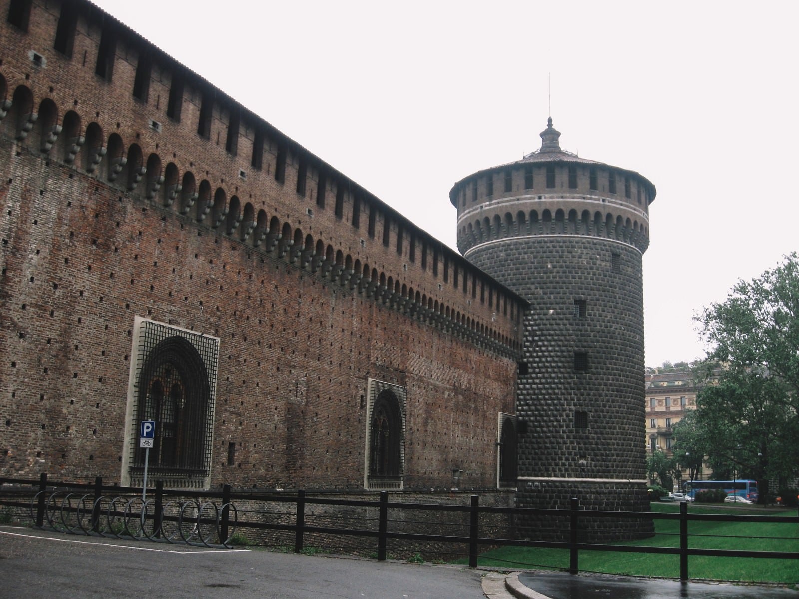「遊歩道から見るスフォルツェスコ城の城塞（イタリア ミラノ）」の写真