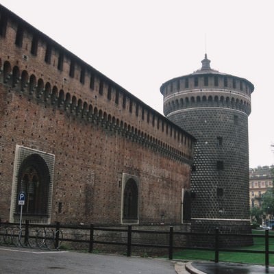 遊歩道から見るスフォルツェスコ城の城塞（イタリア ミラノ）の写真