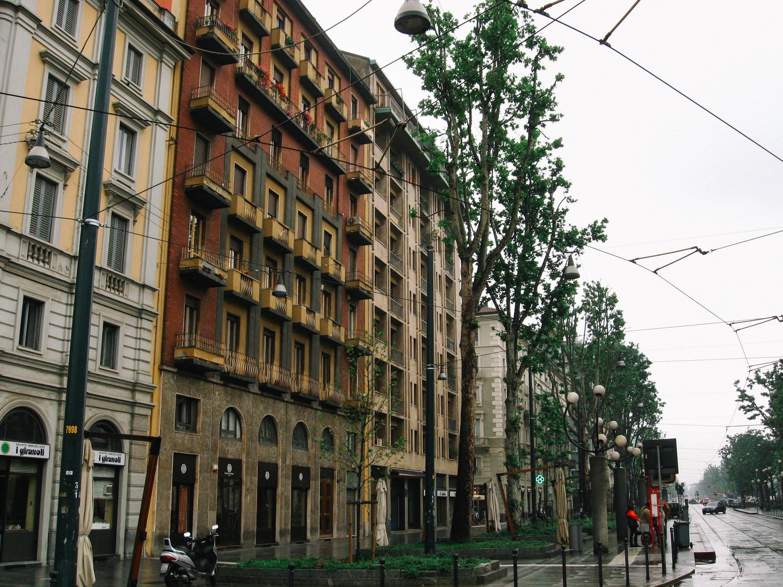 「道路沿いに立ち並ぶ外国の建物（イタリア）」の写真