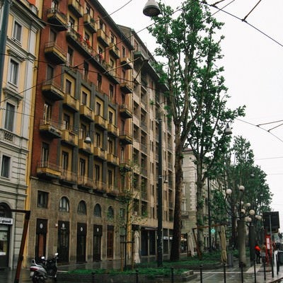 道路沿いに立ち並ぶ外国の建物（イタリア）の写真