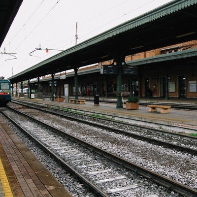 マントヴァ駅のホームに停車中の電車（イタリア）の写真