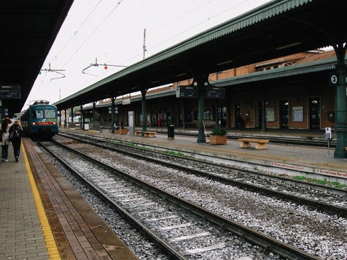 マントヴァ駅のホームに停車中の電車（イタリア）の写真