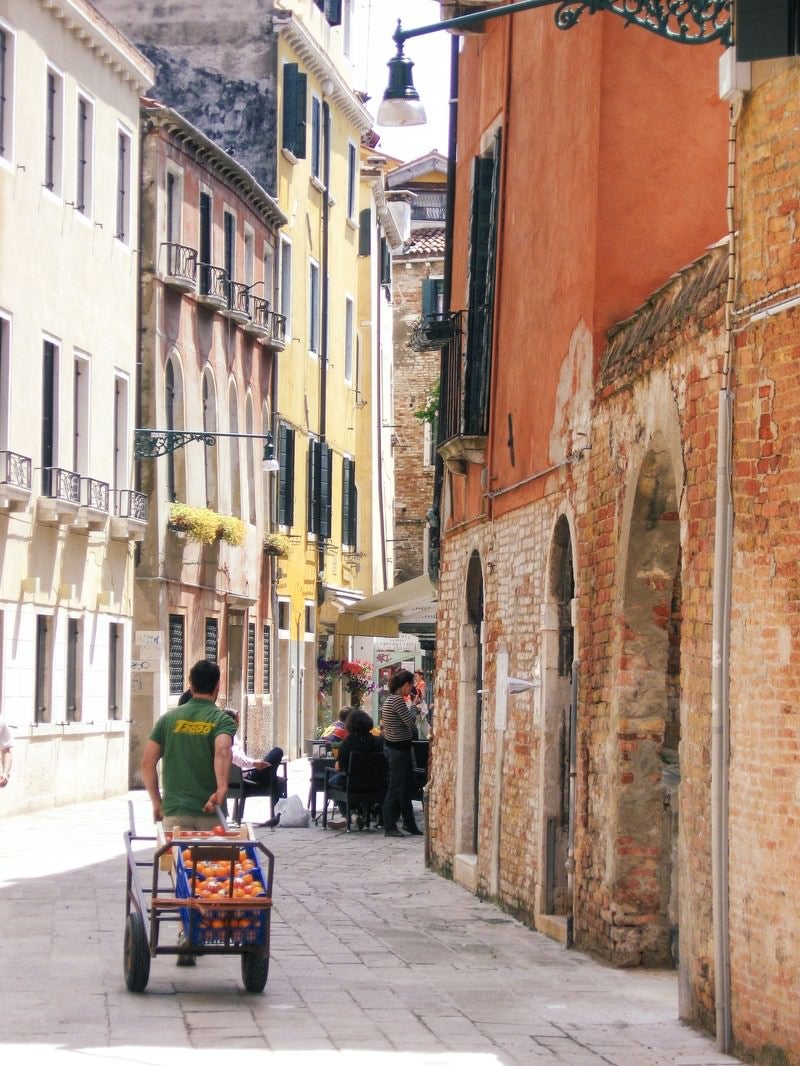 「ベネチアの街並みと果物売りの青年（イタリア）」の写真
