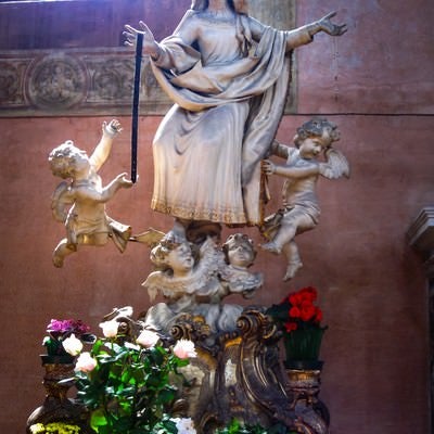 女神像と天使像に備えられた花の写真