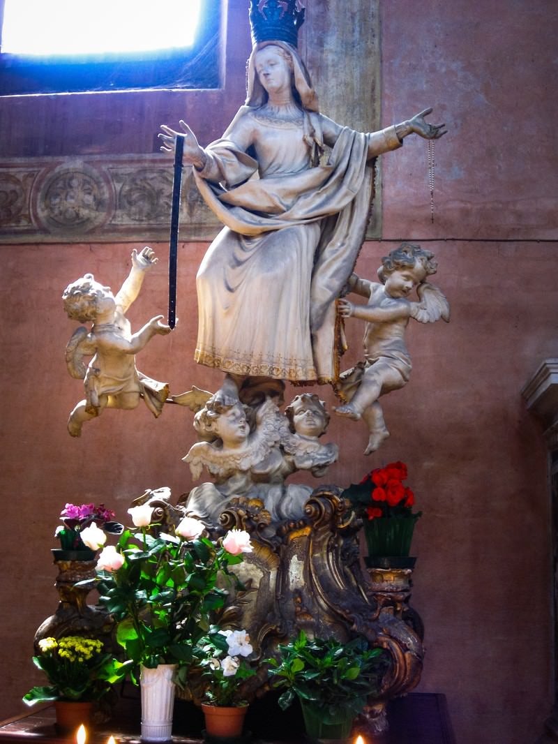 「女神像と天使像に備えられた花」の写真