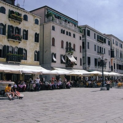 ヴェネツィアの広場にあるレストランのテラス席（イタリア）の写真