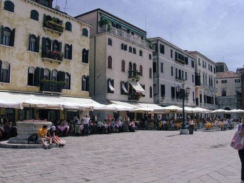 ヴェネツィアの広場にあるレストランのテラス席（イタリア）の写真