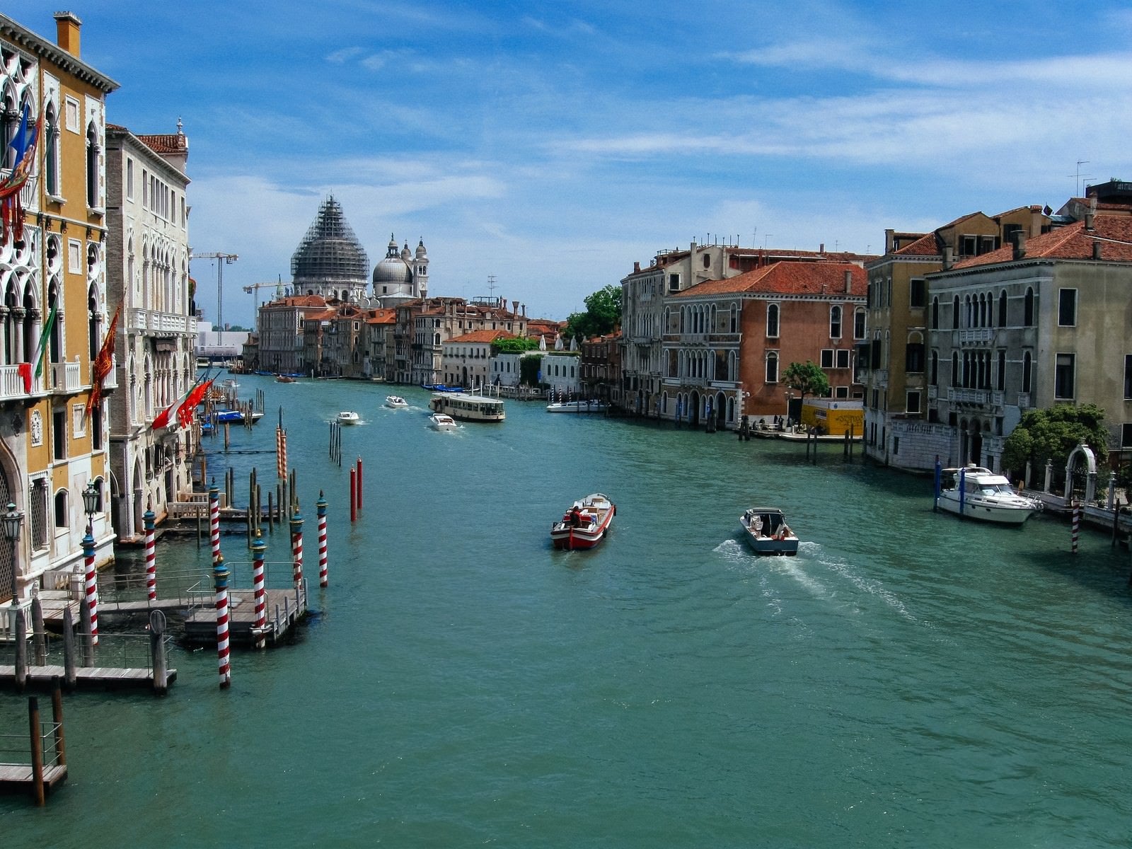 「ヴェネツィアの水路を行き交うボートと街並み（イタリア）」の写真