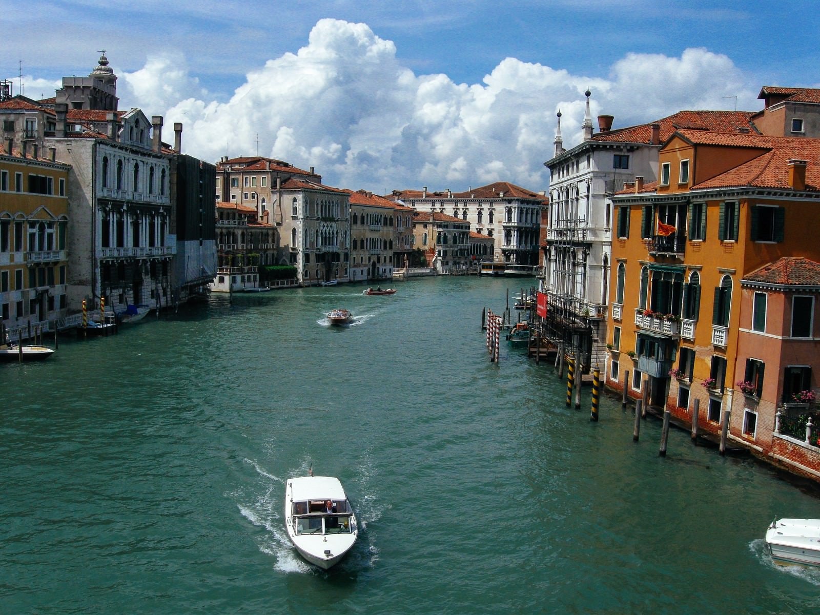 「ヴェネツィアの街並みと川を走るボート（イタリア）」の写真