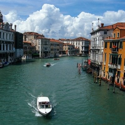 ヴェネツィアの街並みと川を走るボート（イタリア）の写真