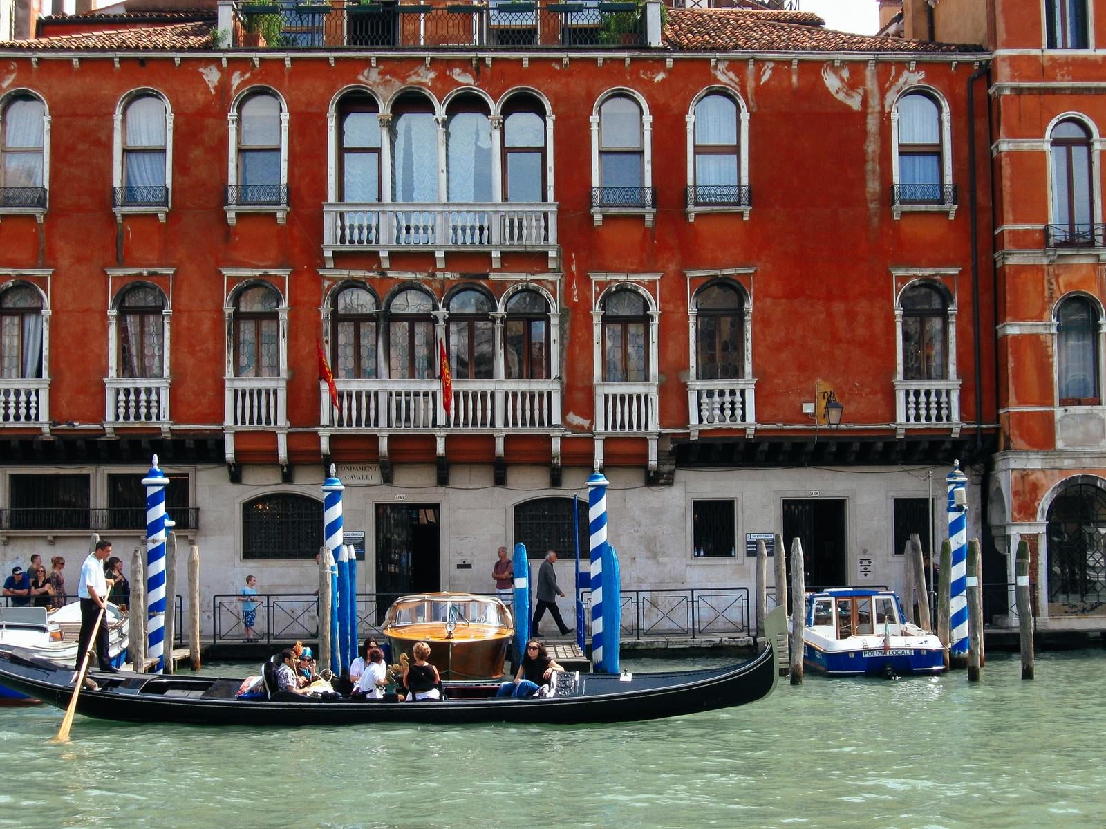 「ヴェネツィアにある川の船着場に停まるゴンドラ（イタリア）」の写真