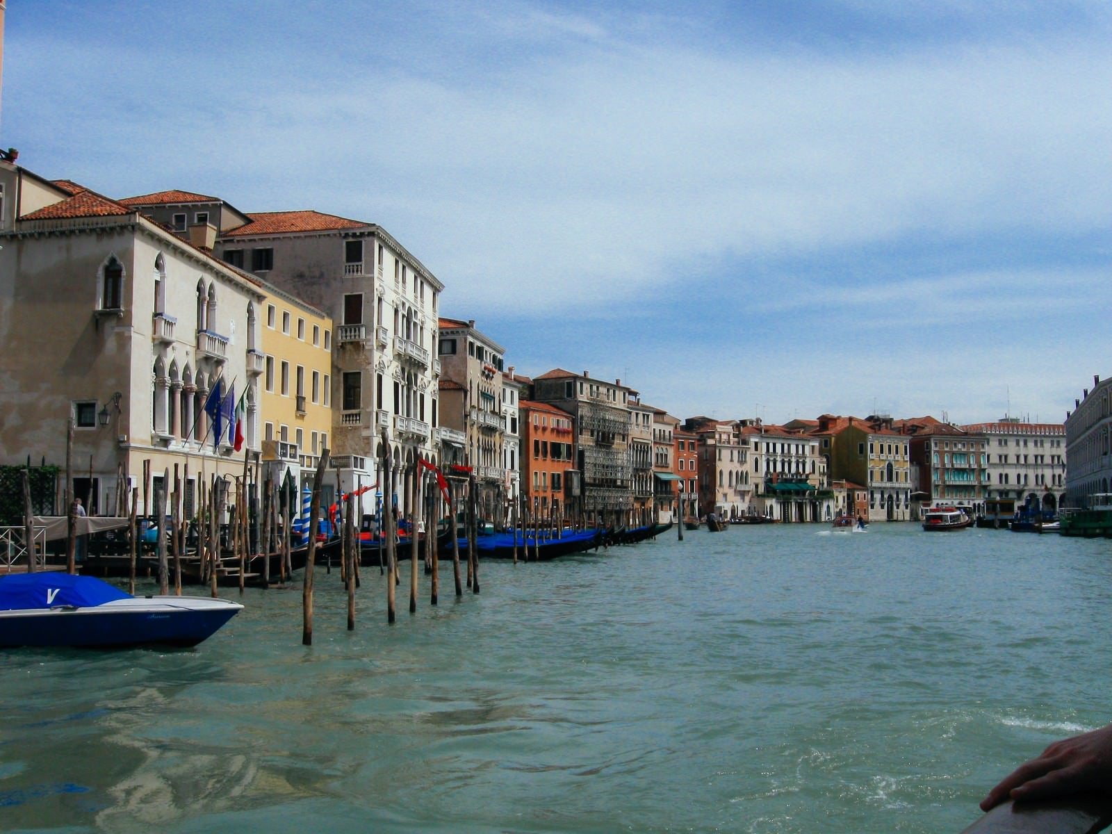 「ヴェネツィアの水路にある船着場と街並み（イタリア）」の写真