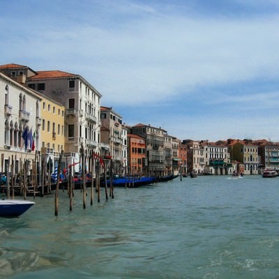 ヴェネツィアの水路にある船着場と街並み（イタリア）の写真