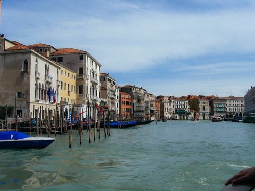 ヴェネツィアの水路にある船着場と街並み（イタリア）の写真