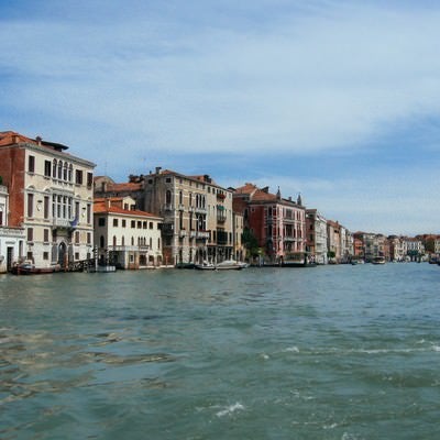 ヴェネツィアの街並みと水路（イタリア）の写真