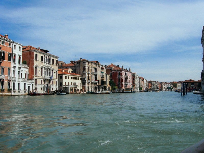 ヴェネツィアの街並みと水路（イタリア）の写真