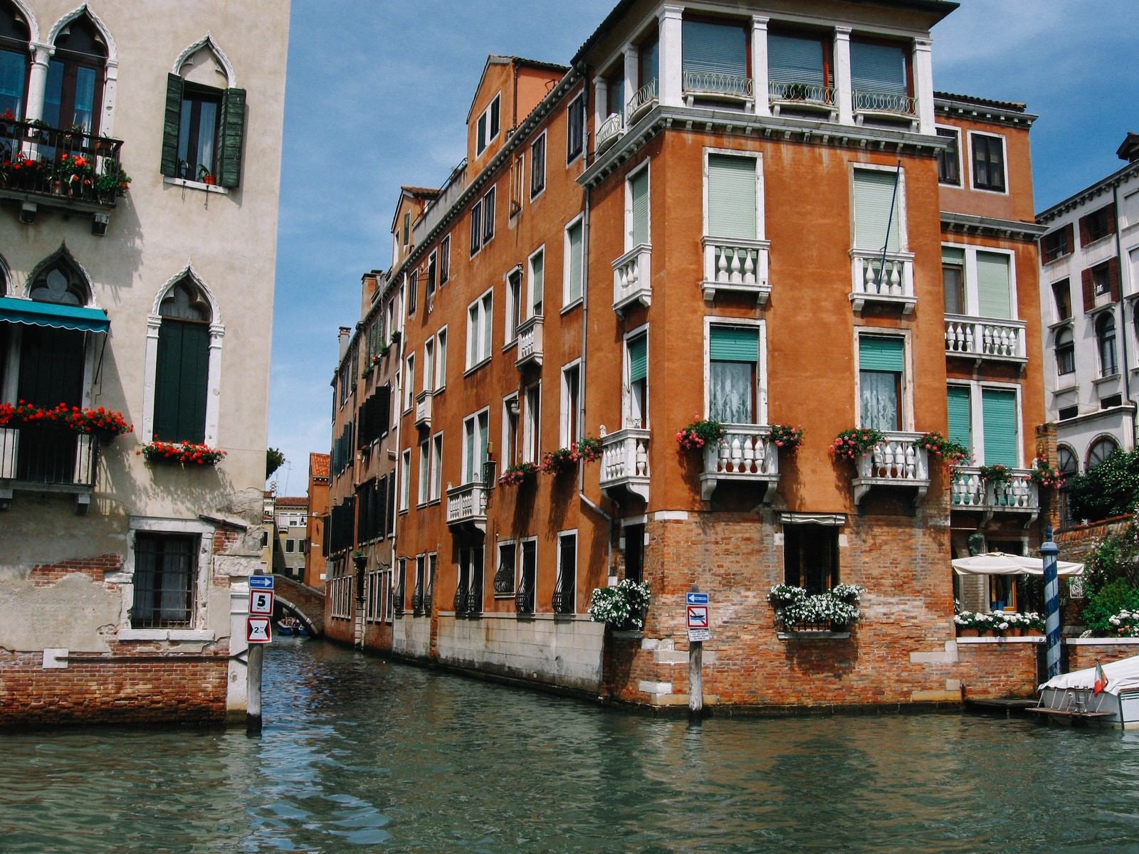 「ヴェネツィアの水路沿いに建つレンガ造りの建物（イタリア）」の写真