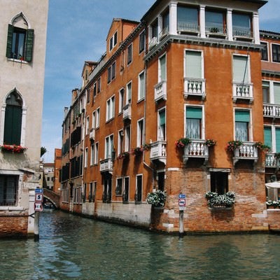 ヴェネツィアの水路沿いに建つレンガ造りの建物（イタリア）の写真