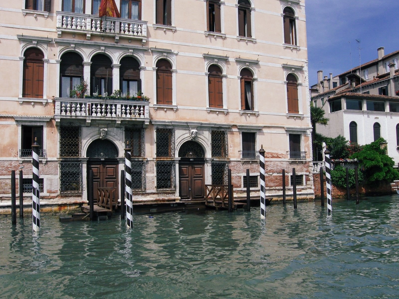 「ヴェネツィアを流れる川沿いにある建物の扉と窓（イタリア）」の写真