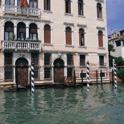 ヴェネツィアを流れる川沿いにある建物の扉と窓（イタリア）の写真