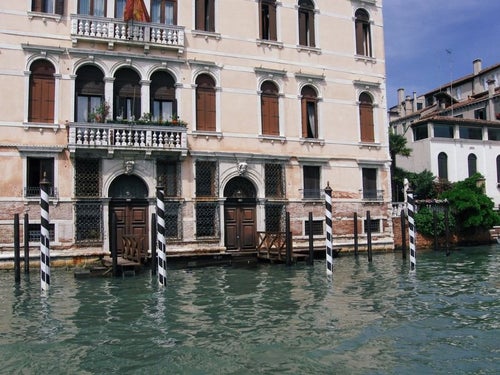 ヴェネツィアを流れる川沿いにある建物の扉と窓（イタリア）の写真