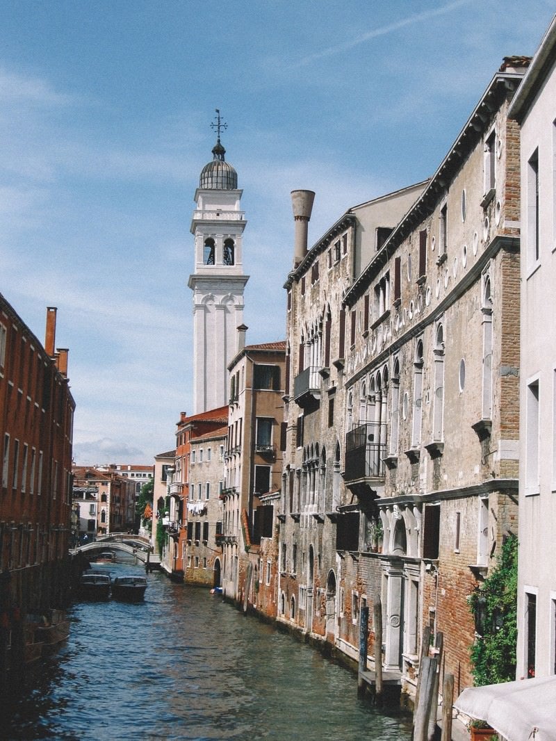 「ヴェネツィアを流れる水路とレンガ造りの建物（イタリア） | フリー素材のぱくたそ」の写真