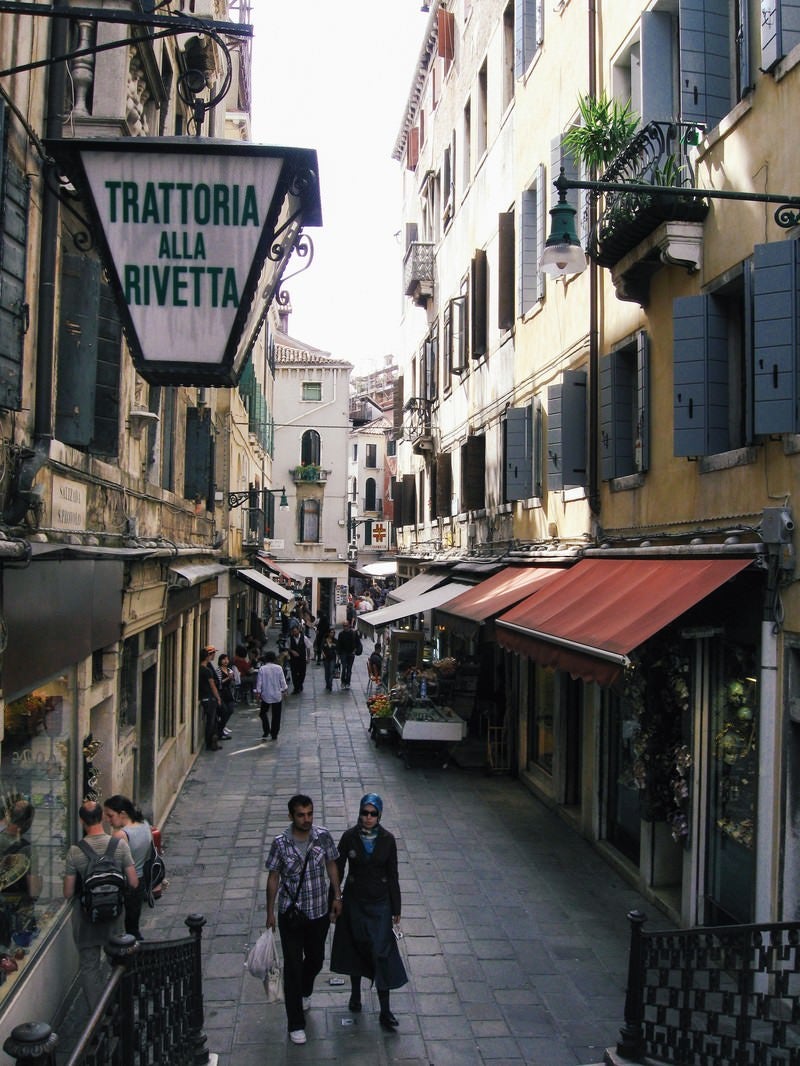 「ヴェネツィアの路地でショッピングを楽しむ観光客（イタリア）」の写真