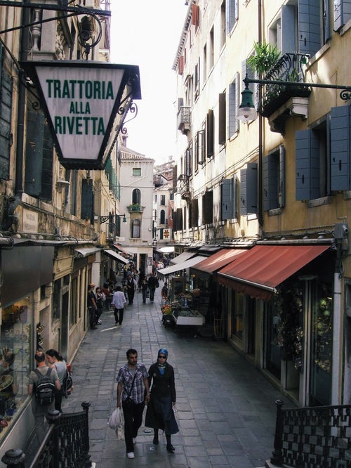 ヴェネツィアの路地でショッピングを楽しむ観光客（イタリア）の写真