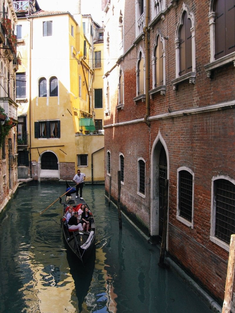 「ヴェネツィアの水路をゴンドラで進む観光客（イタリア）」の写真